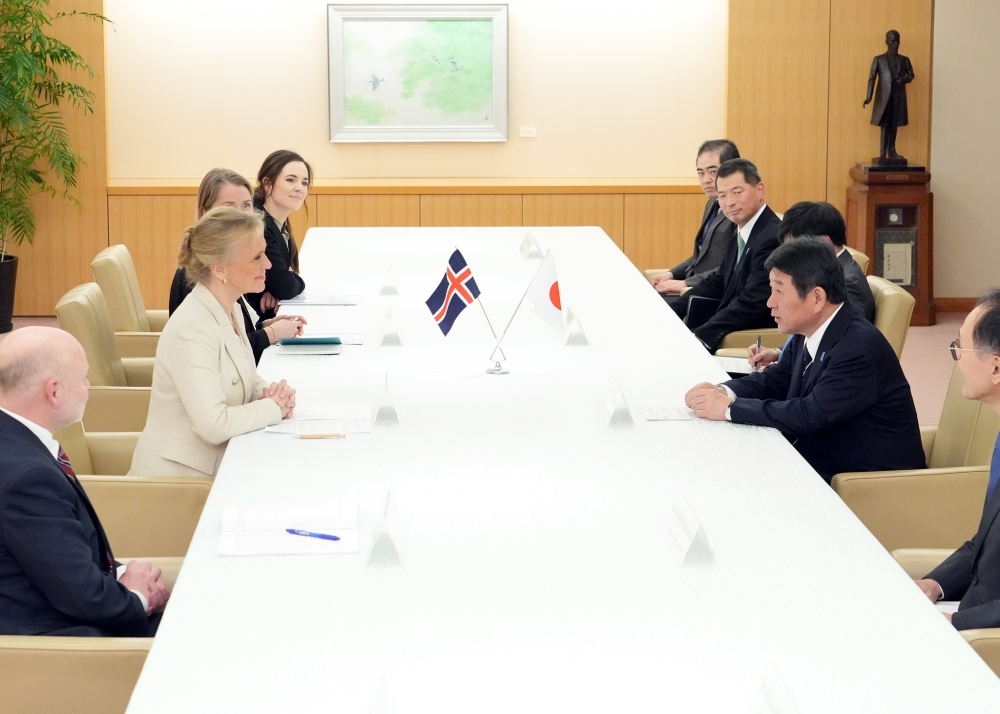 Minister MOTEGI talking with Foreign Minister Gunnarsdóttir 