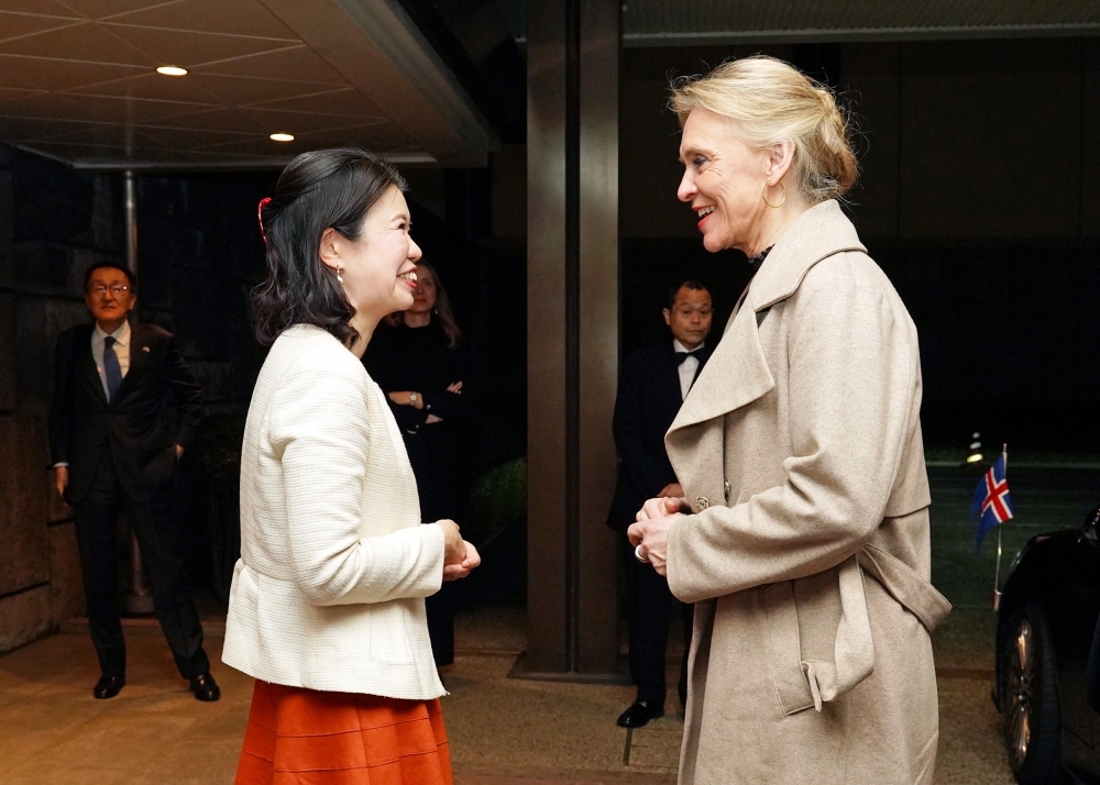 State Minister Kunimitsu talking with Foreign Minister GUNNARSDÓTTIR