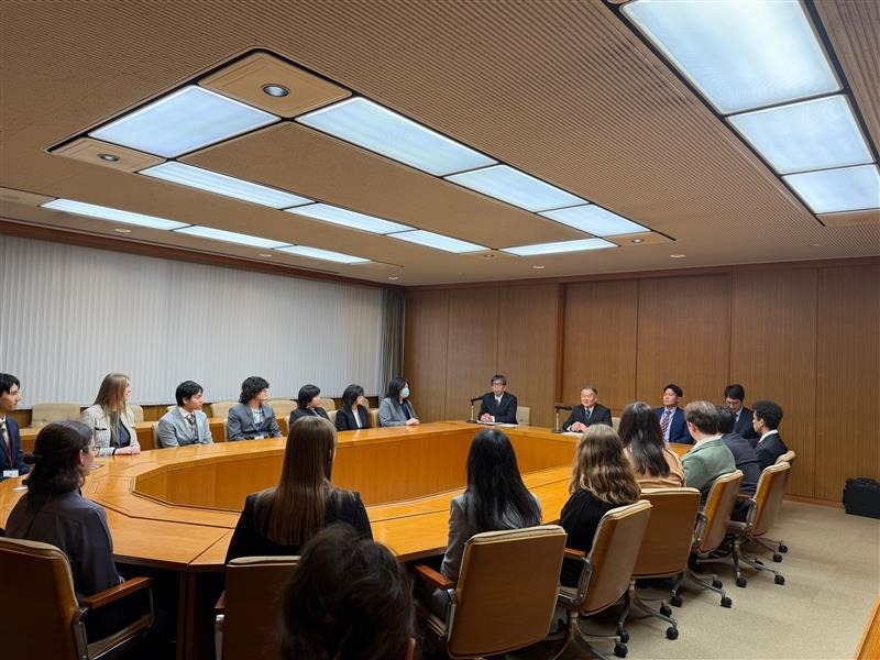 Special Advisor to the Prime Minister OUE receiving a courtesy call from the group from Kakehashi Project