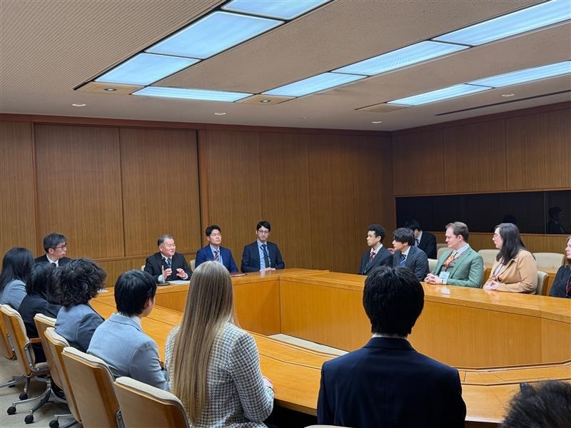 Special Advisor to the Prime Minister OUE talking with the group from Kakehashi Project