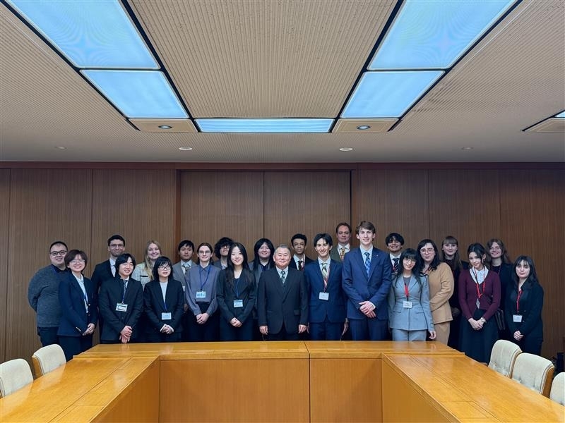 Group photo with members of the Kakehashi Project, led by Special Advisor to the Prime Minister OUE