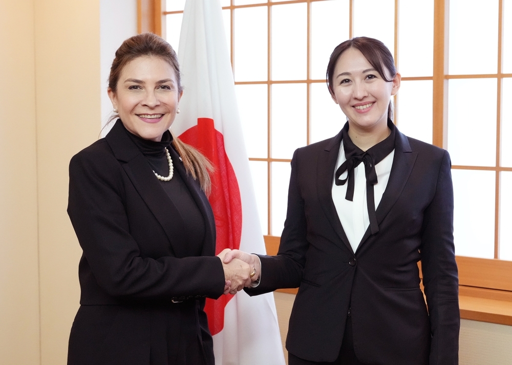 Parliamentary Vice-Minister Eri shaking hands with Mayor Mejía