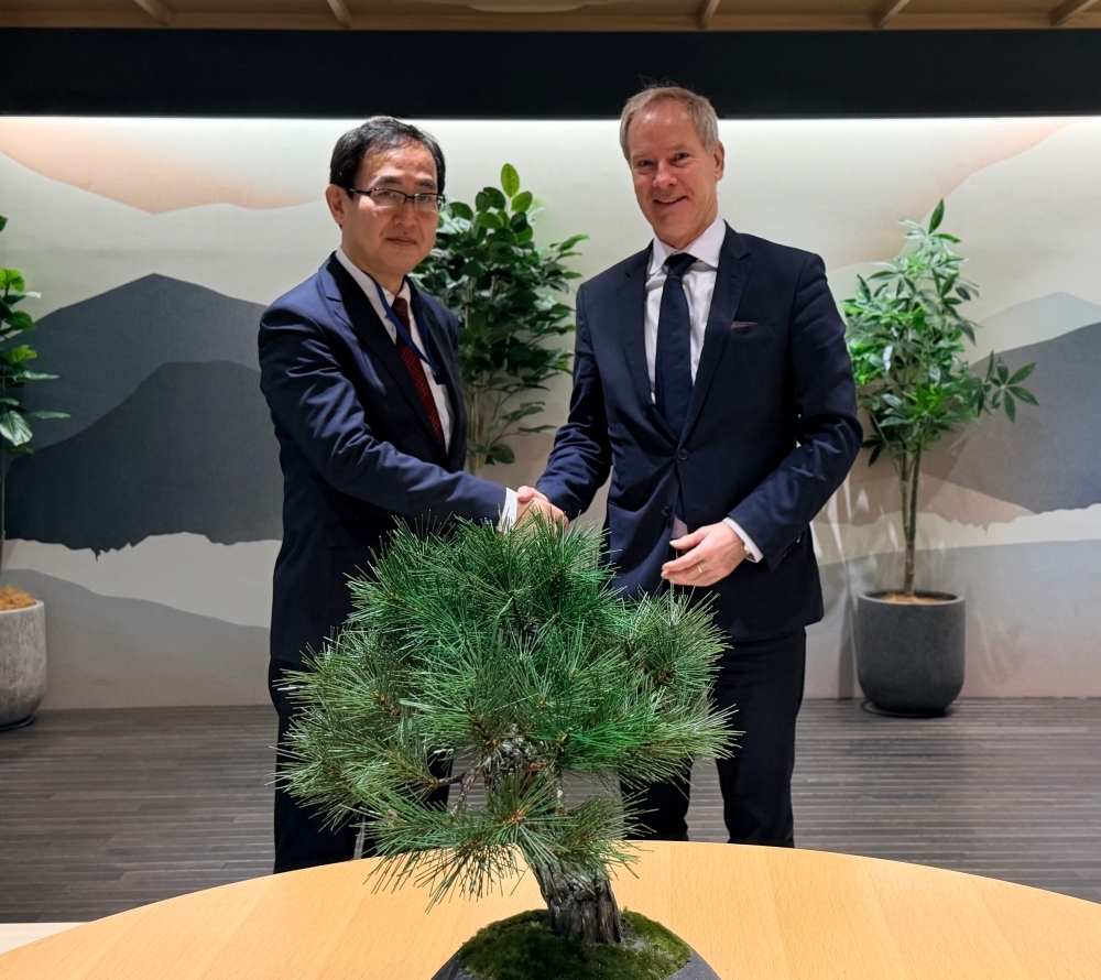 Senior Deputy Minister NAMAZU shaking hands with Deputy Secretary General Skoog