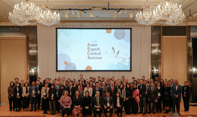 Group photo of seminar participants