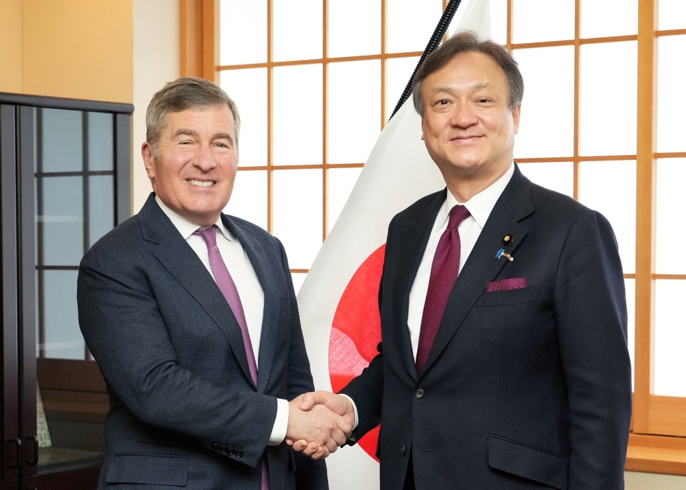 State Minister HORII shaking hands with Mr. Rivkin