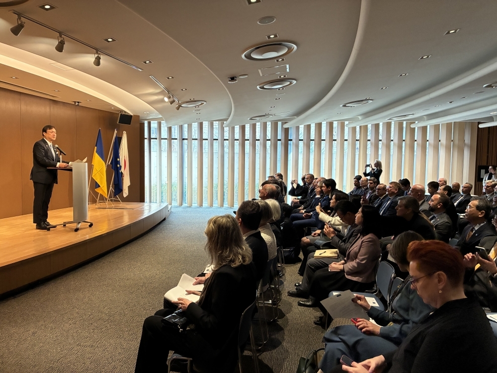 State Minister HORII greeting participants at the commemorative screening