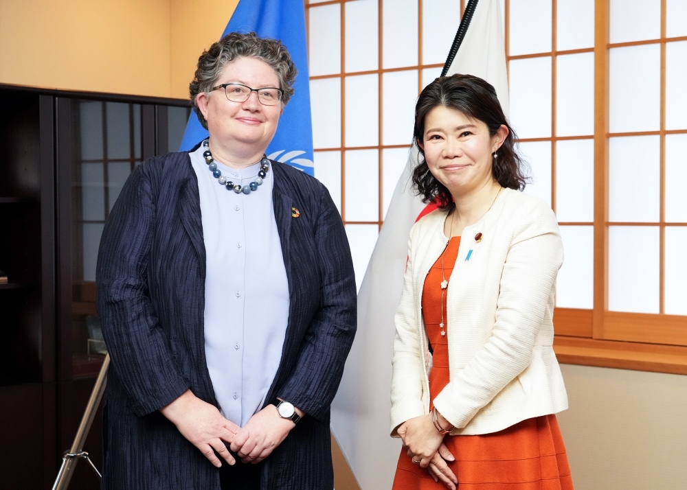 State Minister KUNIMITSU posing for a photo alongside Under Secretary General HAMMARSKJOLD