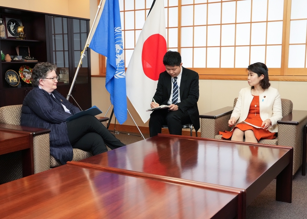 State Minister KUNIMITSU talking with  Under Secretary General HAMMARSKJOLD