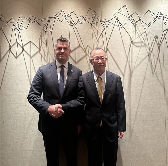 Vice Minister FUNAKOSHI shaking hands with Mr. Needham, Counselor and Director of the Office of Policy Planning, Department of State of the US