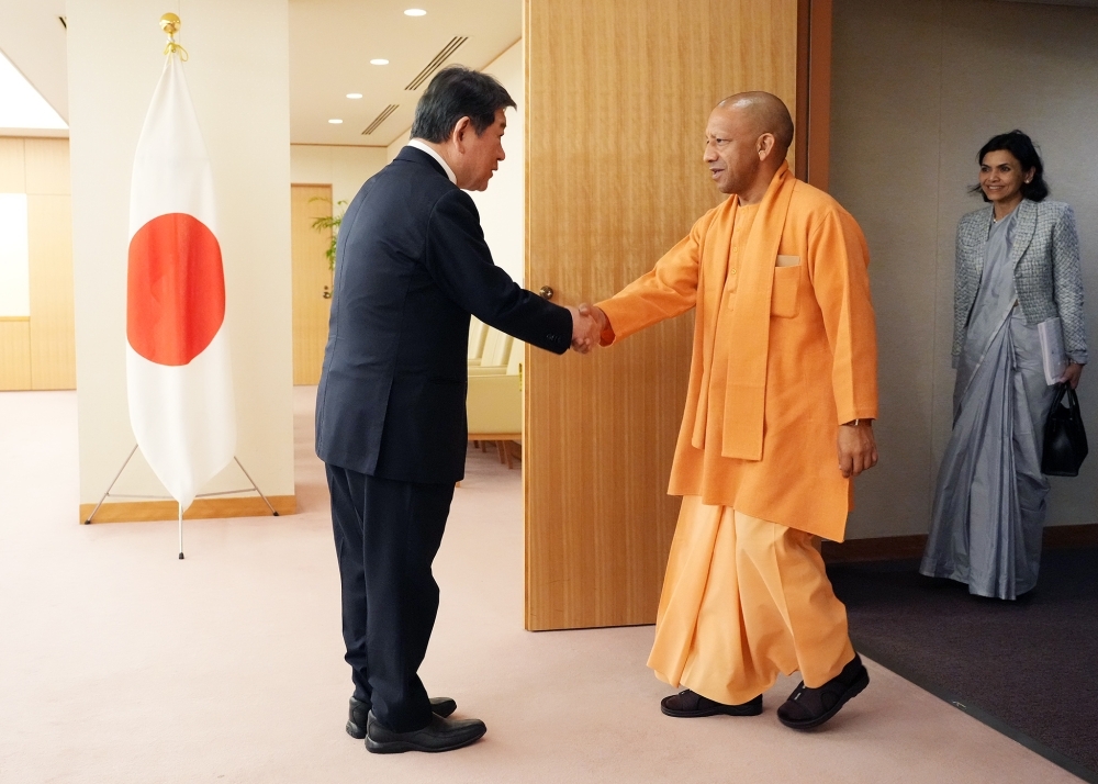 Foreign Minsiter Motegi welcoming Chief Minister Yogi in the Minister's room