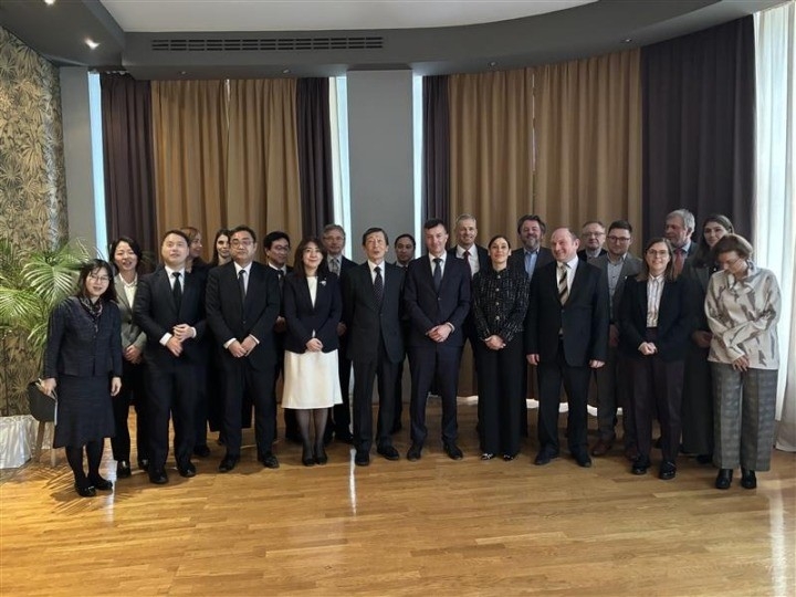 Twenty-two participants are standing in two rows, facing forward for a group photo.