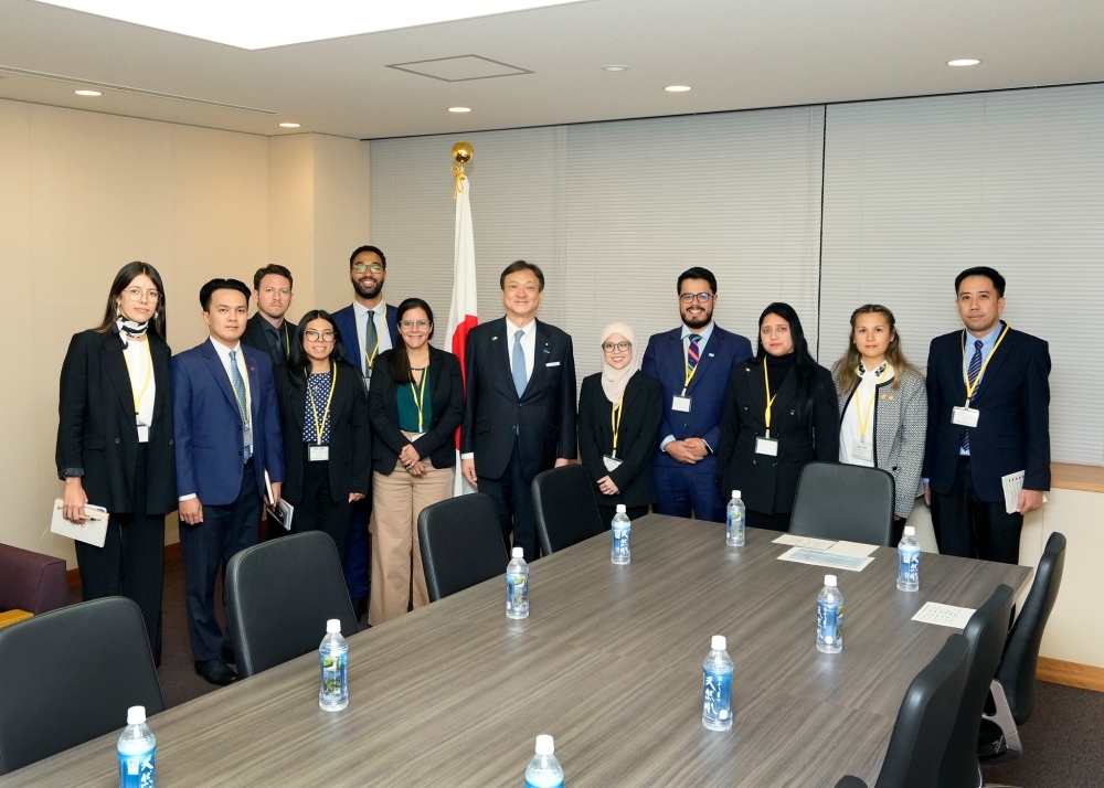 Young leaders of FEALAC who participated in the courtesy call on State Minister HORII