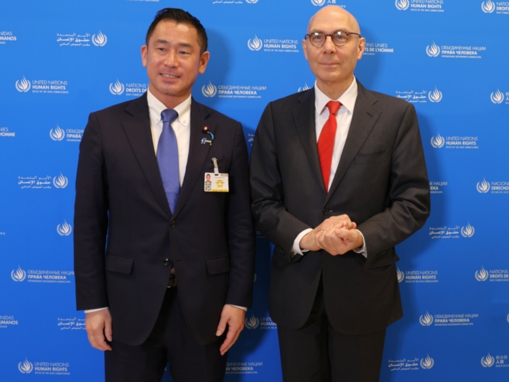 State Minister Onishi taking photo with Mr. Volker Türk, United Nations High Commissioner for Human Rights