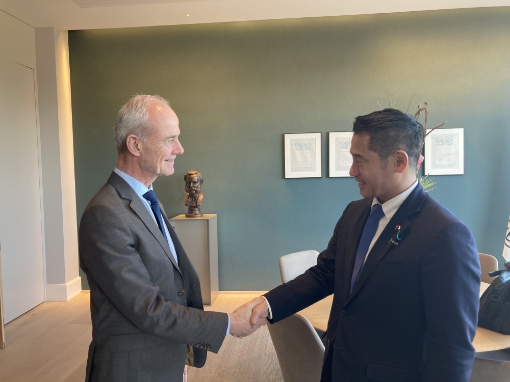 State Minister Onishi shaking hands with Dr. Gilles Carbonnier, Vice-President of the International Committee of the Red Cross