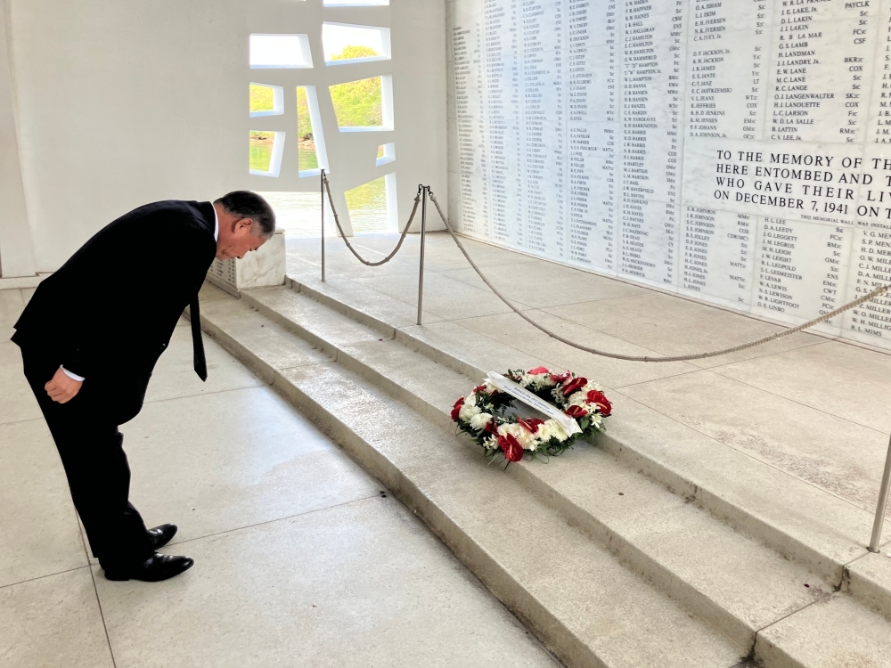 Special Advisor OUE lays a wreath at the USS Arizona Memorial