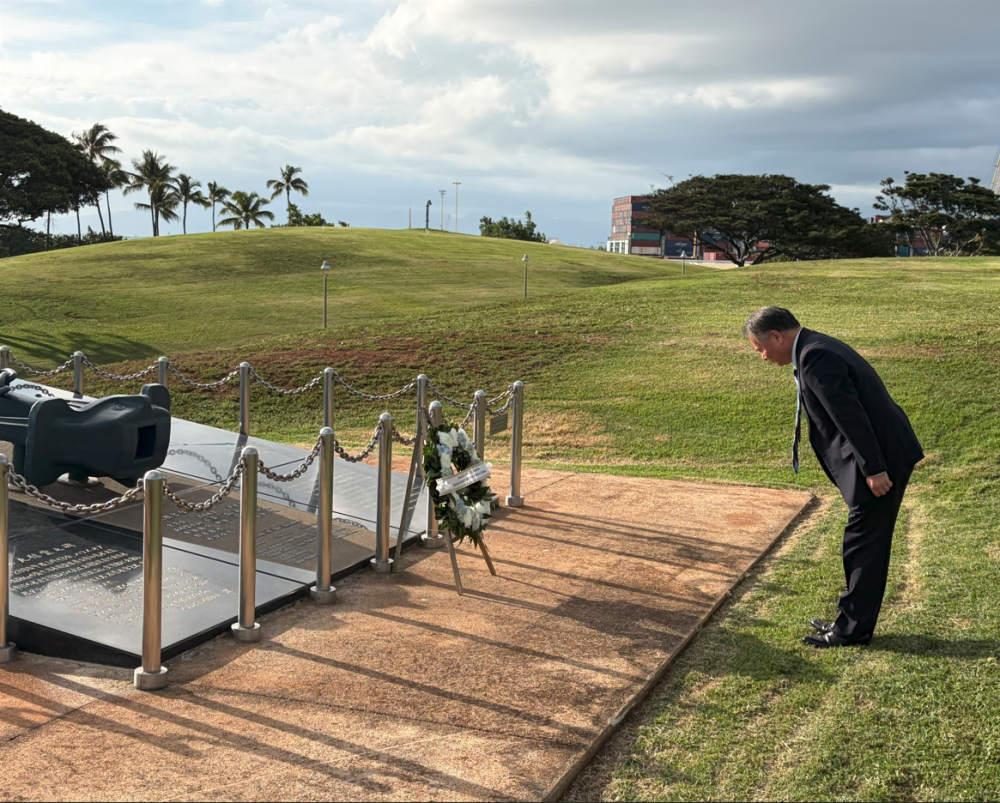 Special Advisor OUE lays a wreath at the Ehime Maru Memorial