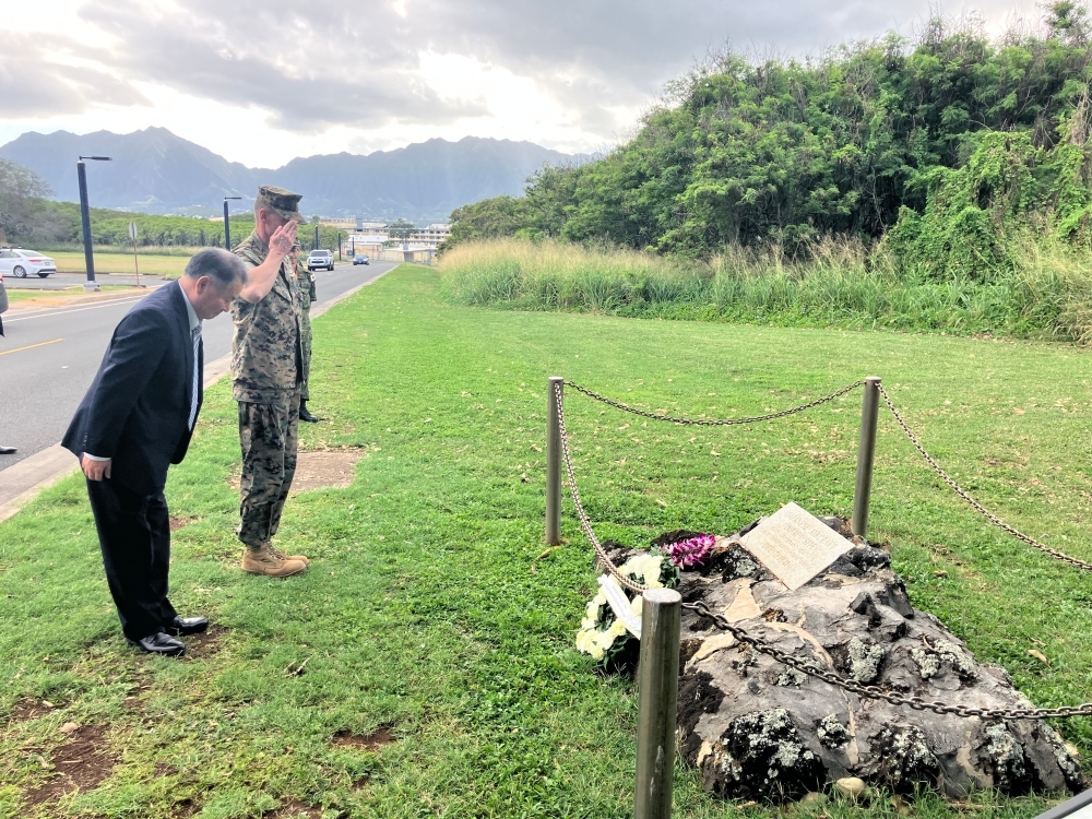 Special Advisor OUE lays a wreath at the U.S. Marine Corps base in Kaneohe
