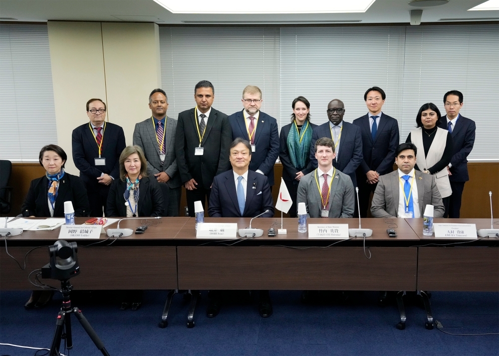 Group photo: State Minister HORII with participants