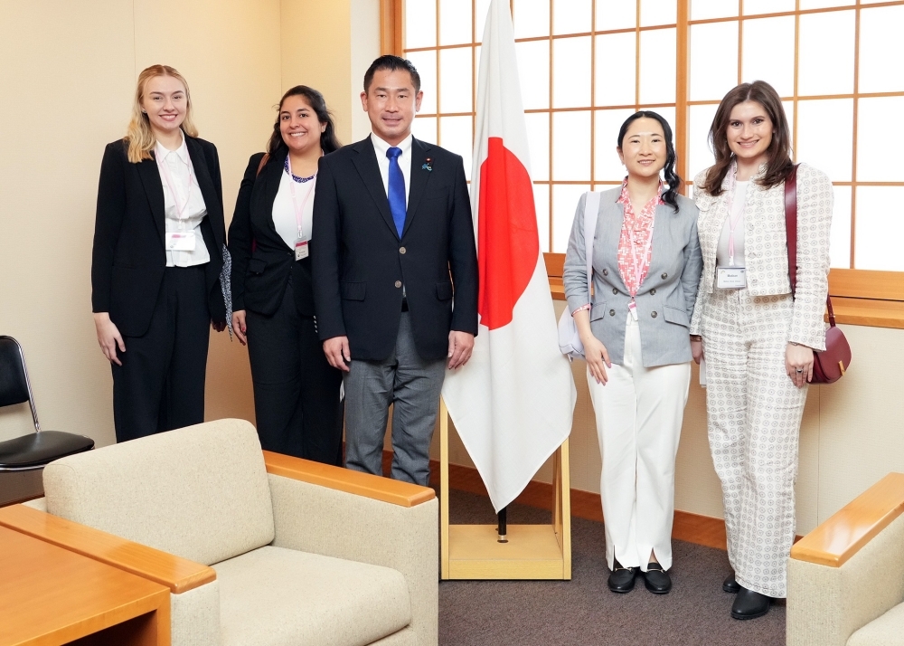 Group photo: Parliamentary Vice-Minister ONISHI and Princess Delegates