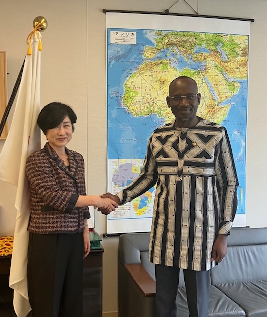 Ms. TAKAHASHI, Director-General of the African Affairs Department of MOFA, shaking hands with Mr. TOE, Permanent Secretary of the Ministry of Foreign Affairs of Burkina Faso