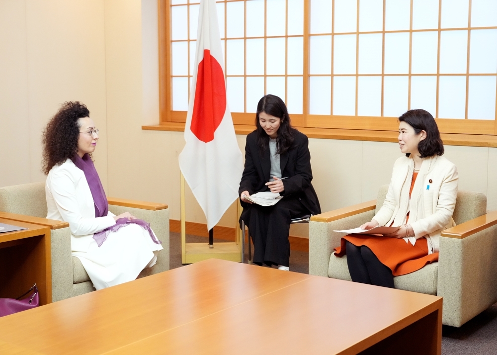 State Minister KUNIMITSU talking with Ambassador SIMONYAN