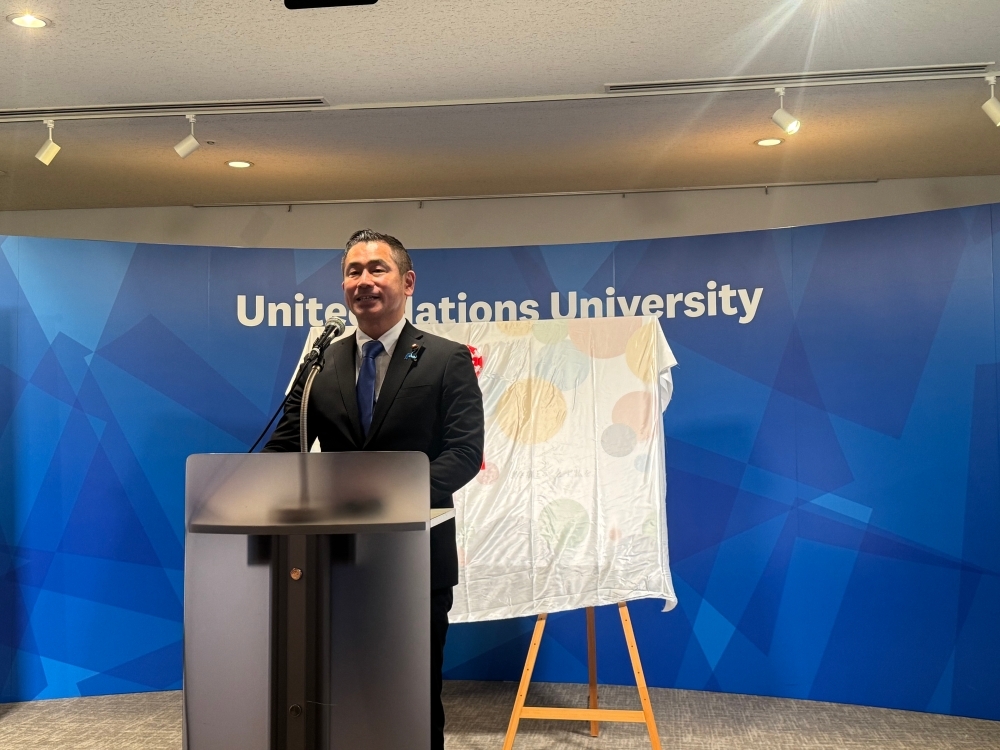 Parliamentary Vice-Minister ONISHI delivering his remarks in front of the participants