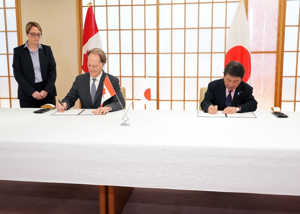 Foreign Minister Motegi and Ambassador McKay signing the Japan-Canada Memorandum