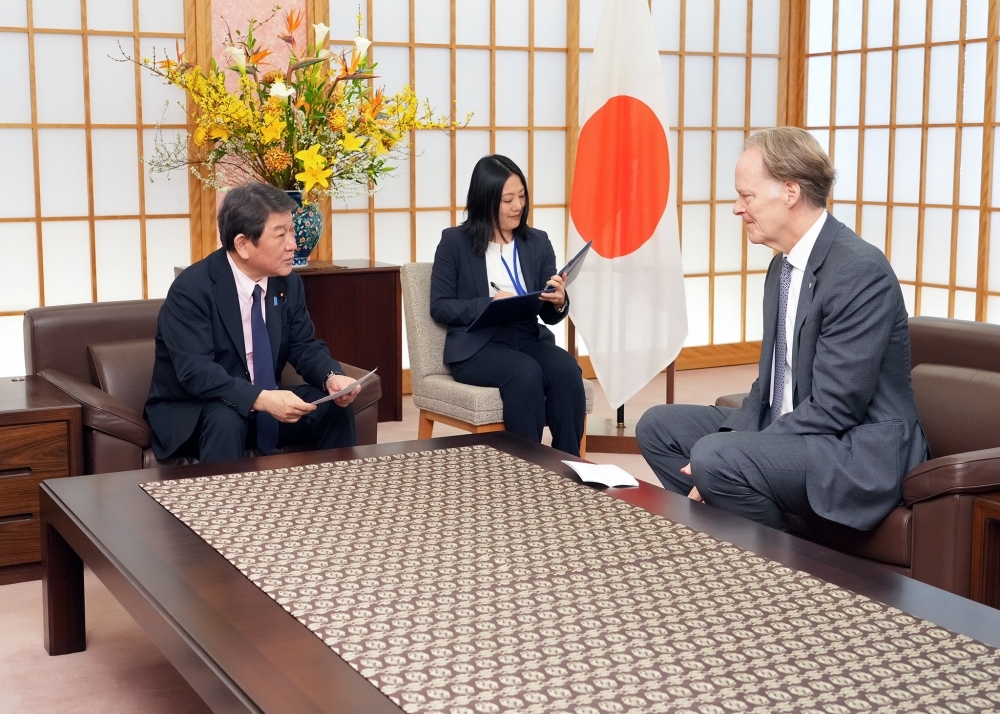 Foreign Minister Motegi talking with Ambassador McKay 