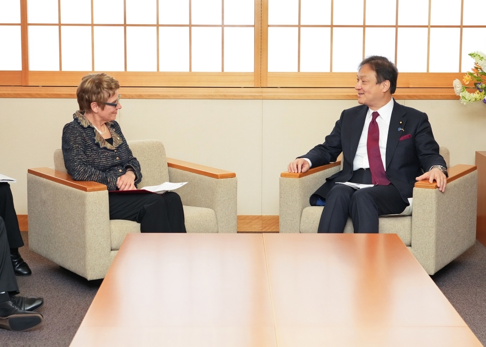 State Minister HORII talking with Speaker Ganié