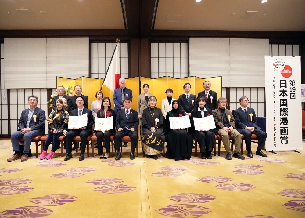 Group photo, Foreign Minister Motegi, award recipients, and members of the selection comittee