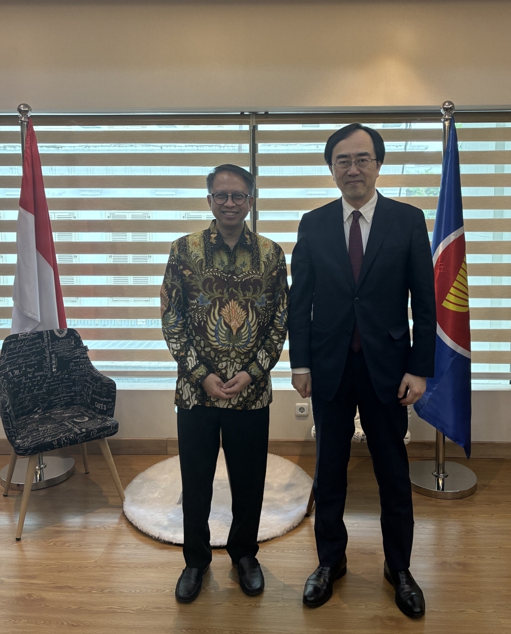 Commemorative photo with Senior Deputy Minister AKAHORI and Mr. Edi Prio Pambudi, Deputy Minister for Coordination of International Economic Cooperation, Coordinating Ministry for Economic Affairs