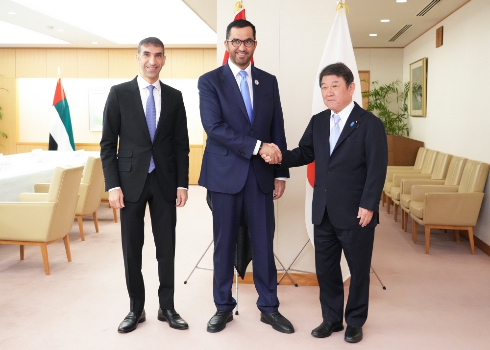 Foreign Minister MOTEGI shaking hands with H.E. Dr. Jaber, Minister of Industry and Advanced Technology and Special Envoy of the UAE to Japan