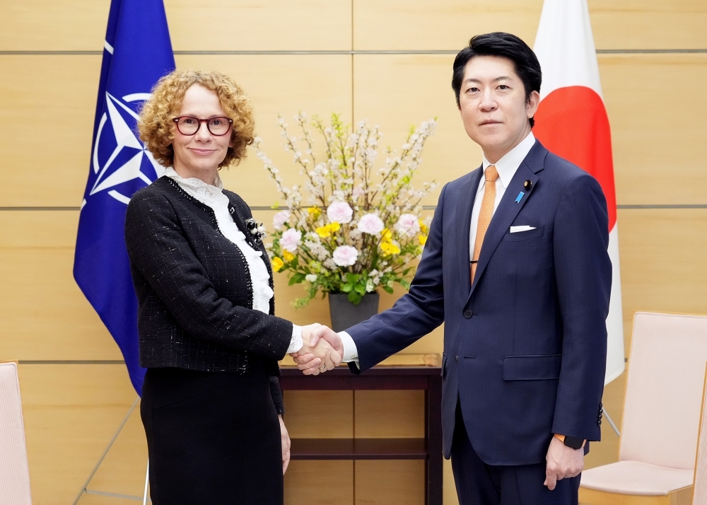 Deputy Chief Cabinet Secretary SATO shaking hands with Deputy Secretary General Shekerinska