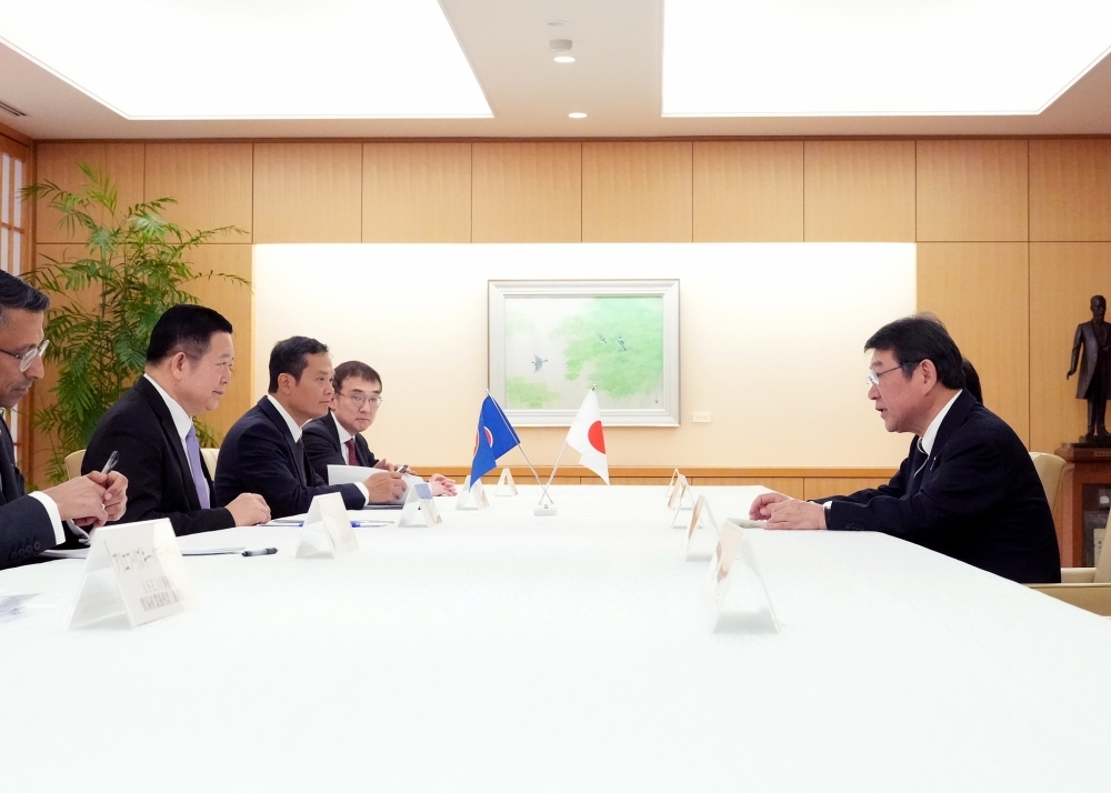 Minister MOTEGI talking with Secretary-General Kao Kim Hourn
