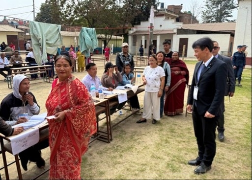 Parliamentary Vice-Minister Shimada inspecting the reception at the polling station