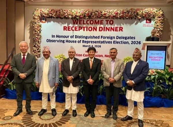 Commemorative photo with Parliamentary Vice-Minister Shimada and Reception participants of the Election Commission of Nepal