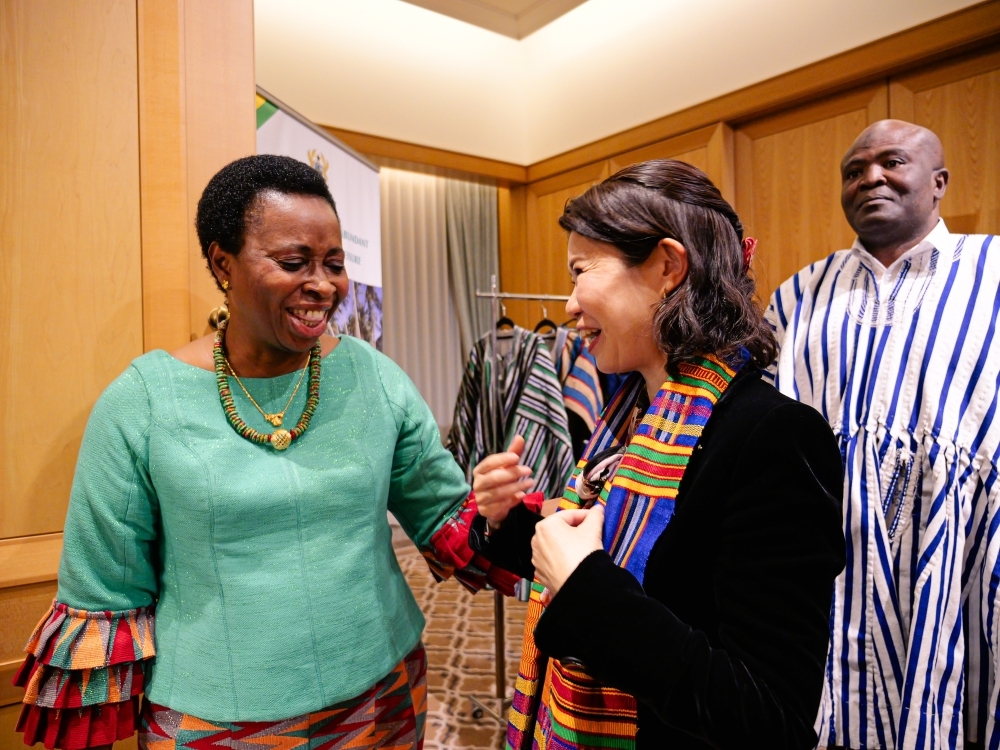 State Minister Kunimitsu having a standing conversation with H.E. Mrs. APALOO, Ambassador of Ghana to Japan