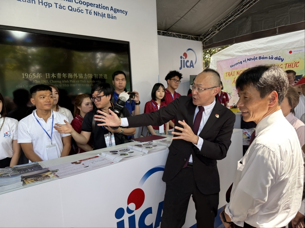 Parliamentary Vice Minister SHIMADA inspecting the Japanese company booths at the Japan Vietnam Festival
