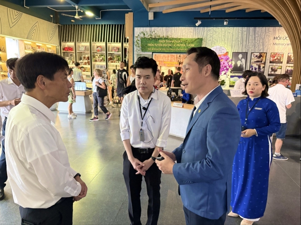 Parliamentary Vice Minister SHIMADA receiving a briefing from the staff of the War Remnants Museum