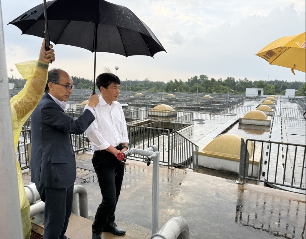 Parliamentary Vice Minister SHIMADA inspecting the Binh Hung Wastewater Treatment Plant