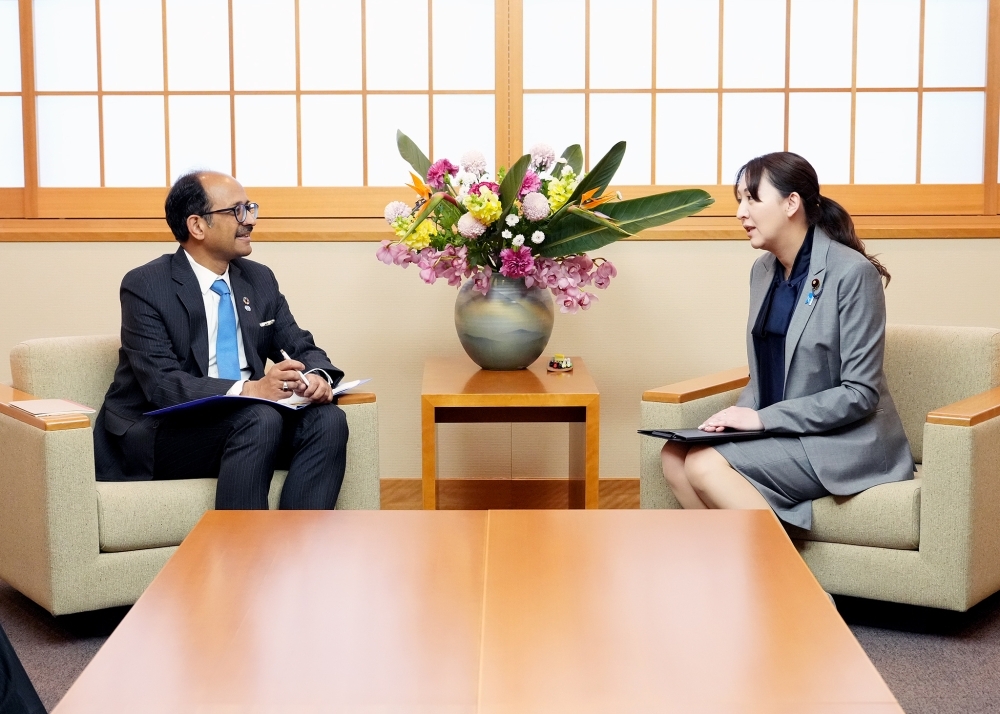 Exchanging views between Parliamentary Vice-Minister ERI and Mr. Kishore, Special Representative of the Secretary-General for Disaster Risk Reduction