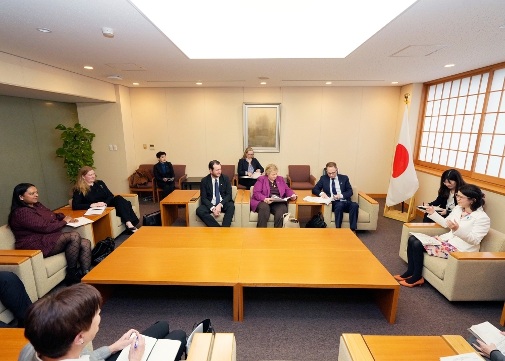 State Minister KUNIMITSU talking with the delegation
