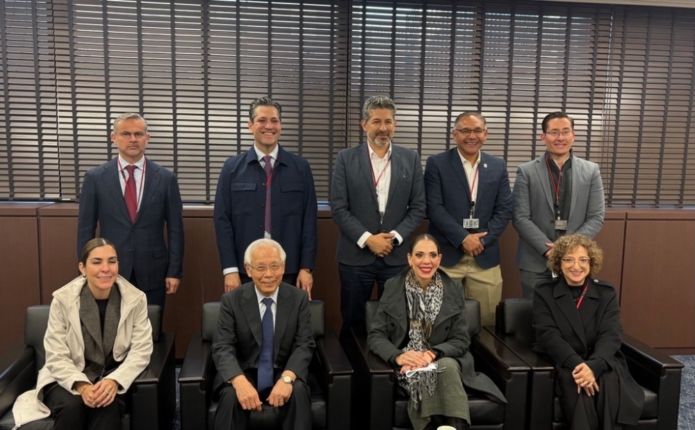 Group photo of Prof. Matsumoto and the Jalisco State Delegation of the United States of Mexico