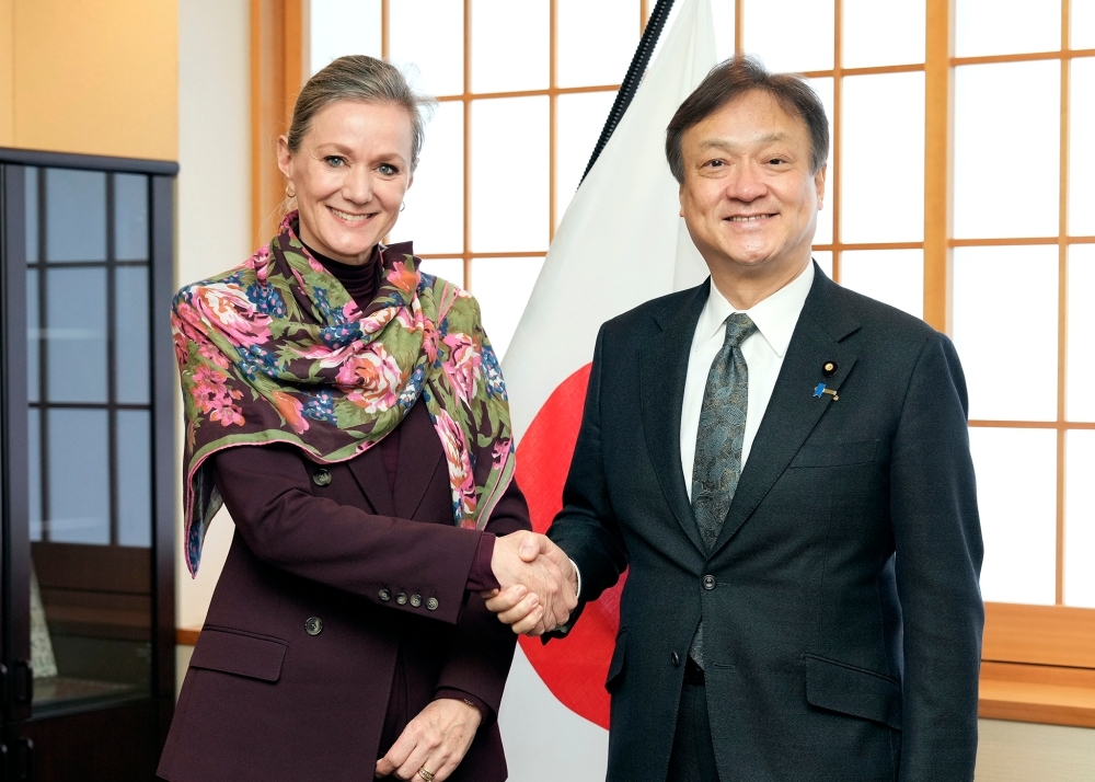 State Minister HORII shaking hands with Ambassador Gregoire-van Haaren