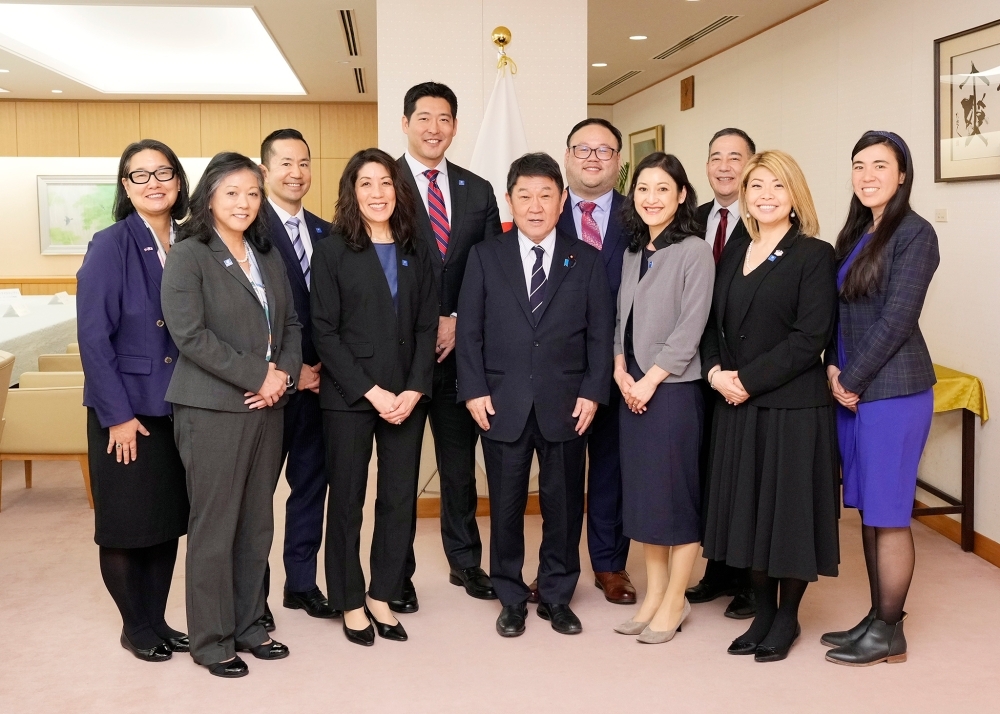 Group photo featuring Foreign Minister MOTEGI and the delegation of Japanese-American leaders