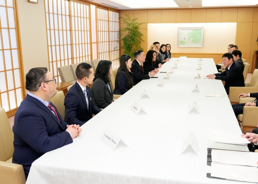 Foreign Minister MOTEGI talking with the delegation of Japanese-American leaders