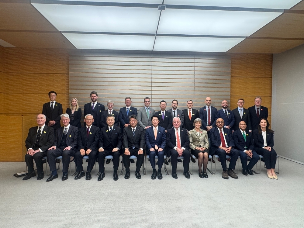 Deputy Chief Cabinet Secretary SATO sat in the front center, with the UK members of the Japan-UK 21st Century Group arranged in two rows for the group photo