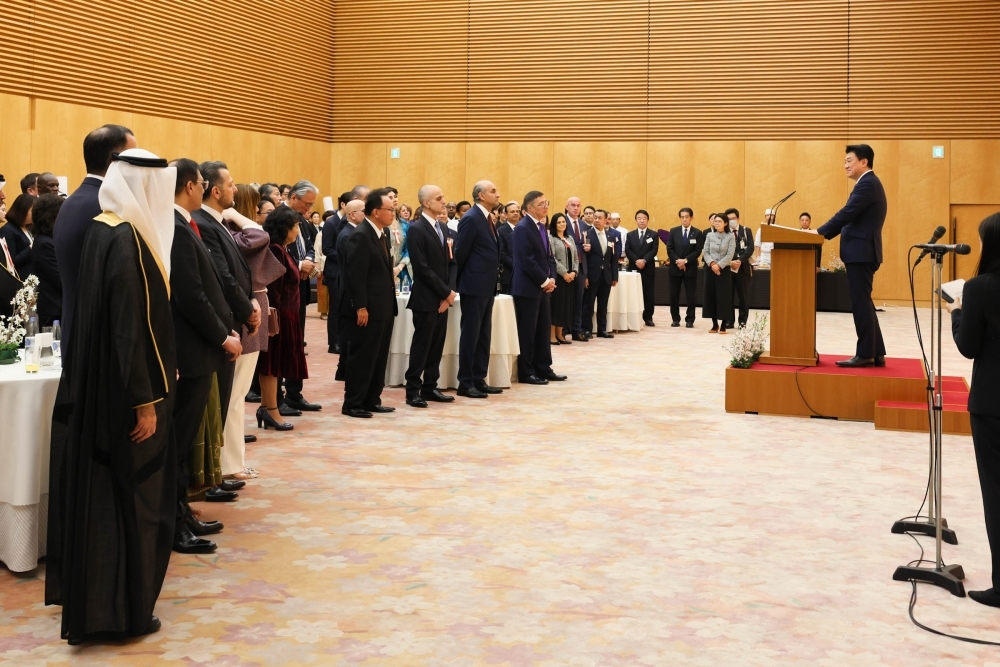 Chief Cabinet Secretary KIHARA ascends the stage in front of the participants