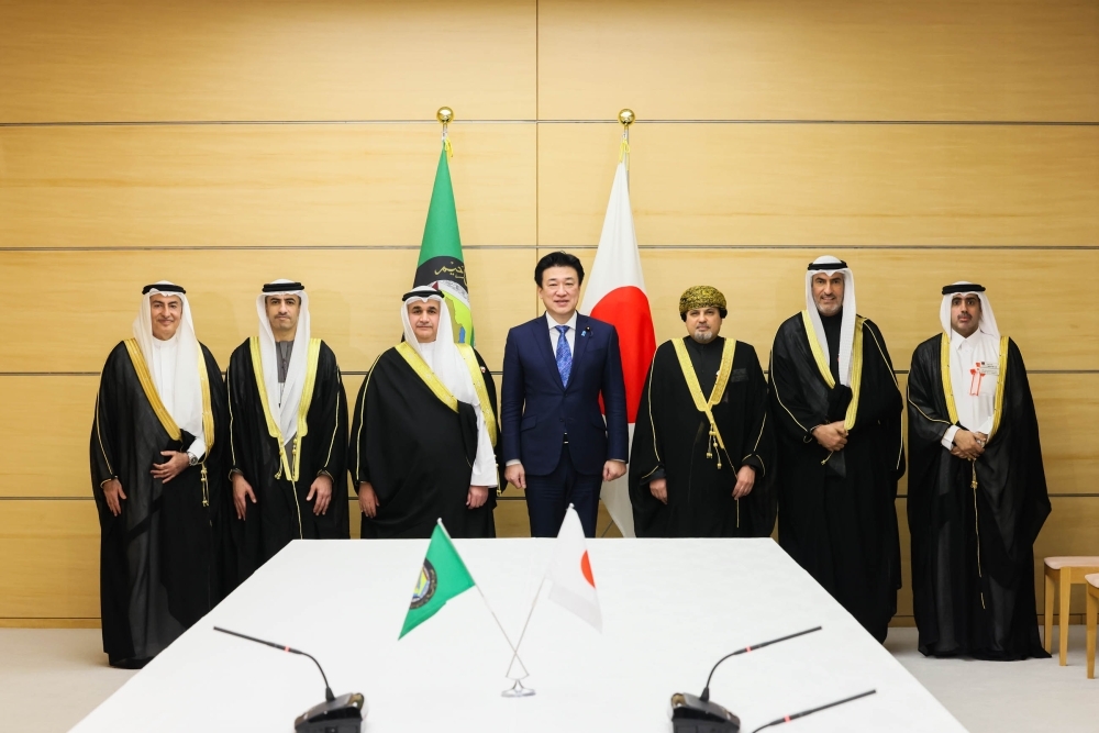 Commemorative photo of Chief Cabinet Secretary KIHARA and the ambassadors of GCC Member Countries to Japan