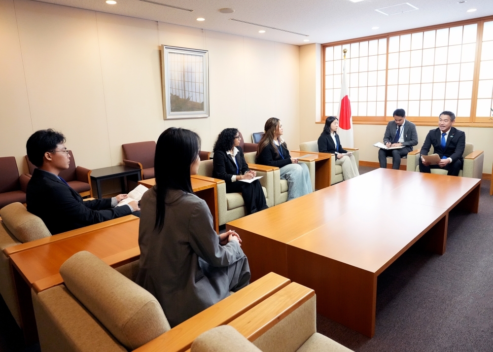 Parliamentary Vice-Minister ONISHI receiving a courtesy call from a delegation of Asian American Youth